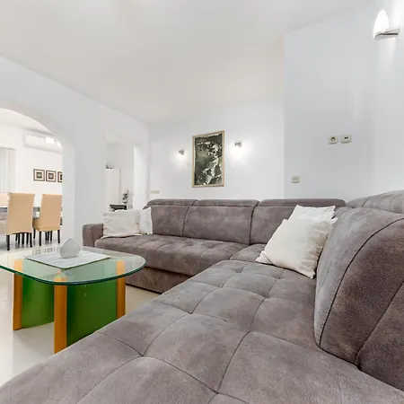 Apartment Gisela Makarska