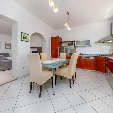 Gisela Apartment